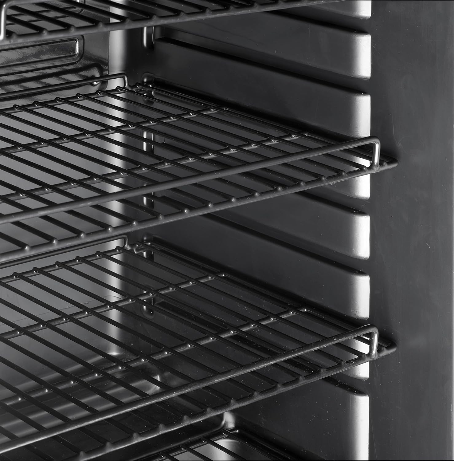 METRO Professional Getränkekühlschrank GSC4240B, 237 L, 110 W, 6 verstellbaren Einlegeböden, LED-Innenbeleuchtung, schwarz